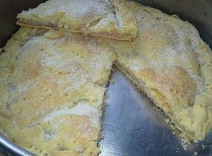 Una foto de Tarta de jamón y queso con azúcar por arriba y masa casera ¡muy económica!