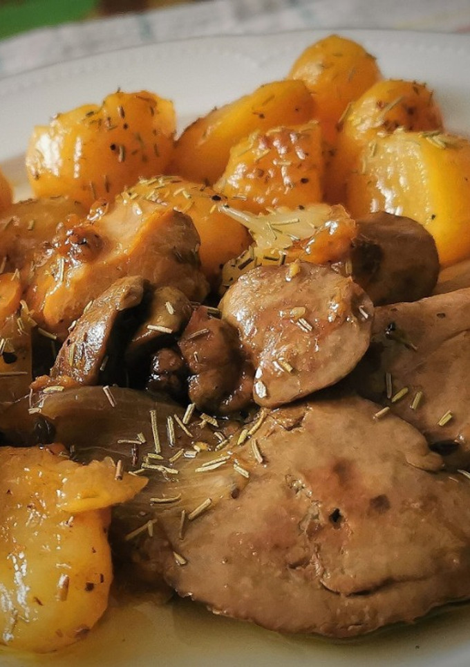 Una foto de Guiso de Conejo con Chalotas y Patatas