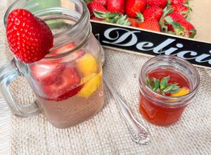 Une photo de Sirop d’épluchures de mangue et de queues de fraises