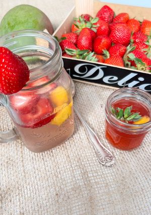 Une photo de Sirop d’épluchures de mangue et de queues de fraises