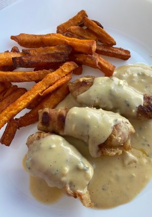 Baconbe tekert csirkemell sajtszósszal recept fotója