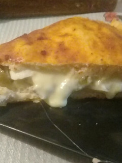 Una foto de Pizza rellena con atún y cebolla