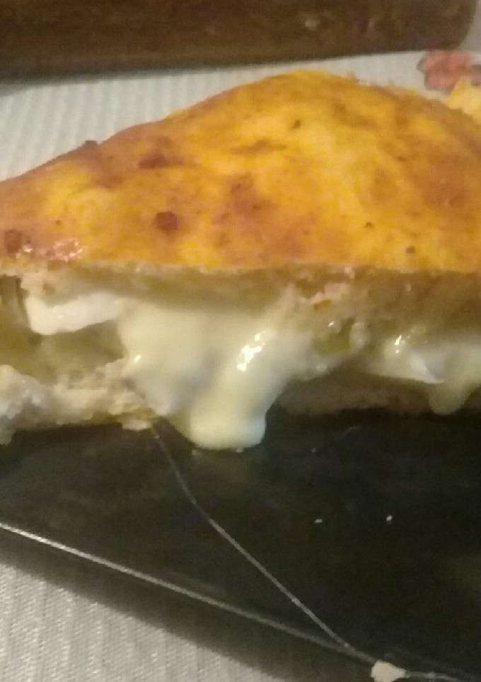 Una foto de Pizza rellena con atún y cebolla