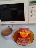 Desayuno caliente día 8>Café con leche>Pan con mortadela de aceitunas>Naranja de zumo