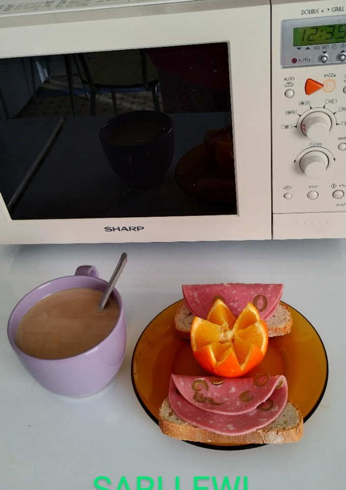 Una foto de Desayuno caliente día 8>Café con leche>Pan con mortadela de aceitunas>Naranja de zumo