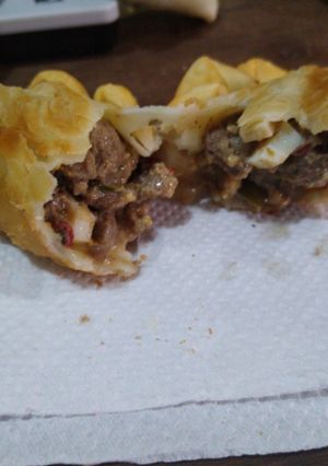 Una foto de Empanadas de carne cortadas a cuchillo horno y fritas