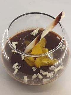 Una foto de Crema de cholocate con fruta fresca