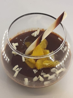 Una foto de Crema de cholocate con fruta fresca