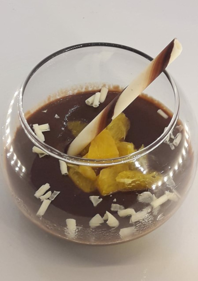 Una foto de Crema de cholocate con fruta fresca