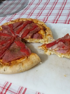 Una foto de Pizza de Jamón y morrones rellena a los 4 quesos!