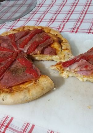 Una foto de Pizza de Jamón y morrones rellena a los 4 quesos!