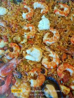 Una foto de Arroz con rape y caldo de carne