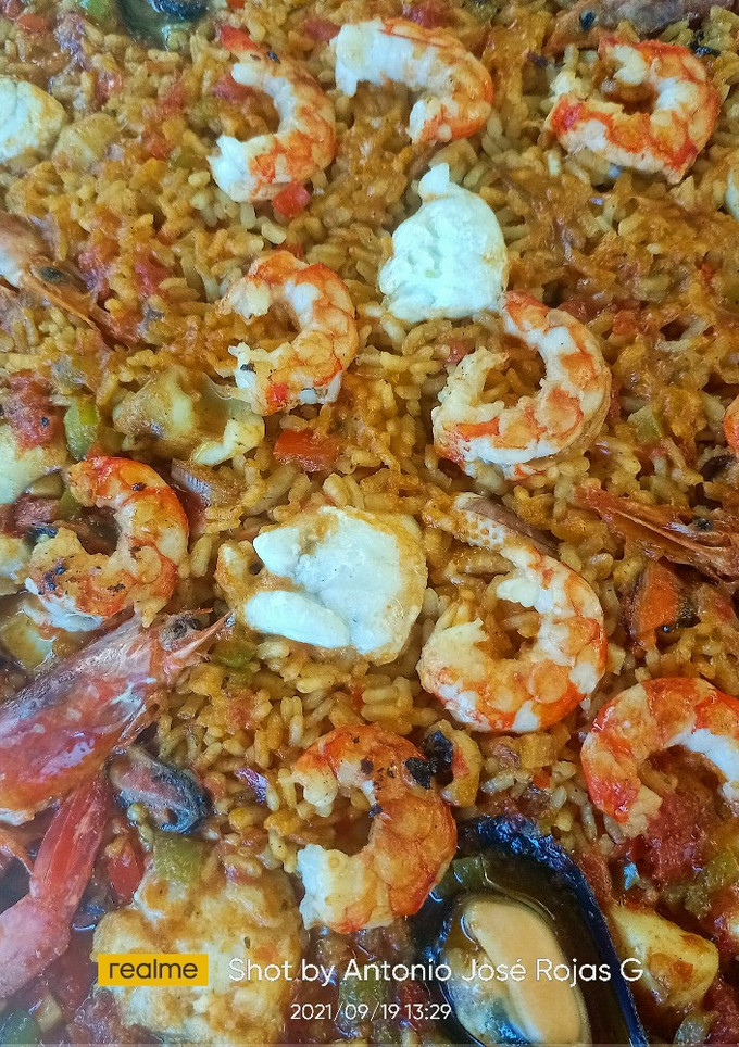 Una foto de Arroz con rape y caldo de carne