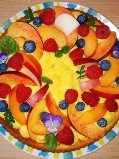 Foto di Crostata morbida con crema pasticcera e frutta