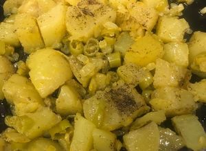 Una foto de Papas con chile güero