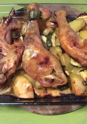 Une photo de Poulet au four aux légumes