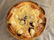 Une photo de tarte chocolat poire amandes