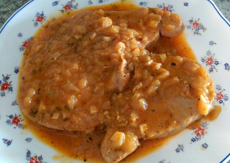 Atún encebollado