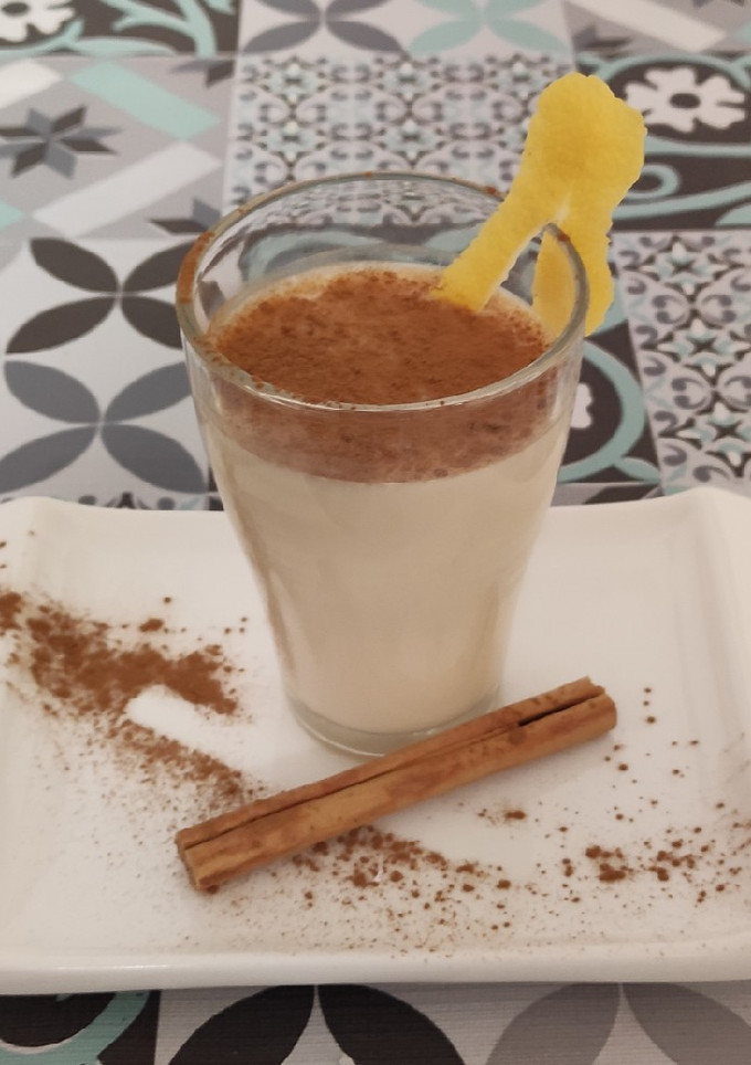 Una foto de Leche con canela y limón