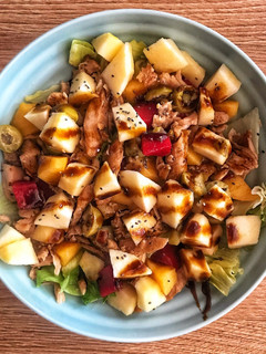 Una foto de Ensalada de frutas y pollo 🍗🍑🍏