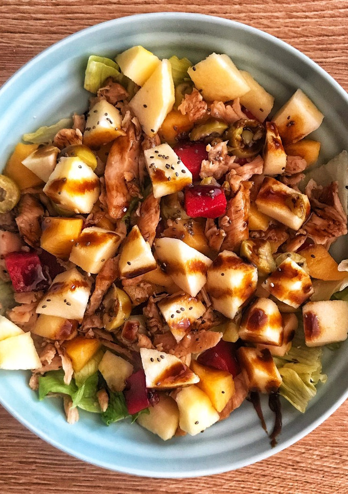 Una foto de Ensalada de frutas y pollo 🍗🍑🍏