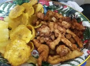 Una foto de Chicharrón de langostinos y pota con patacones...🍤🍤