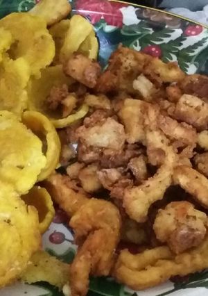 Una foto de Chicharrón de langostinos y pota con patacones...🍤🍤