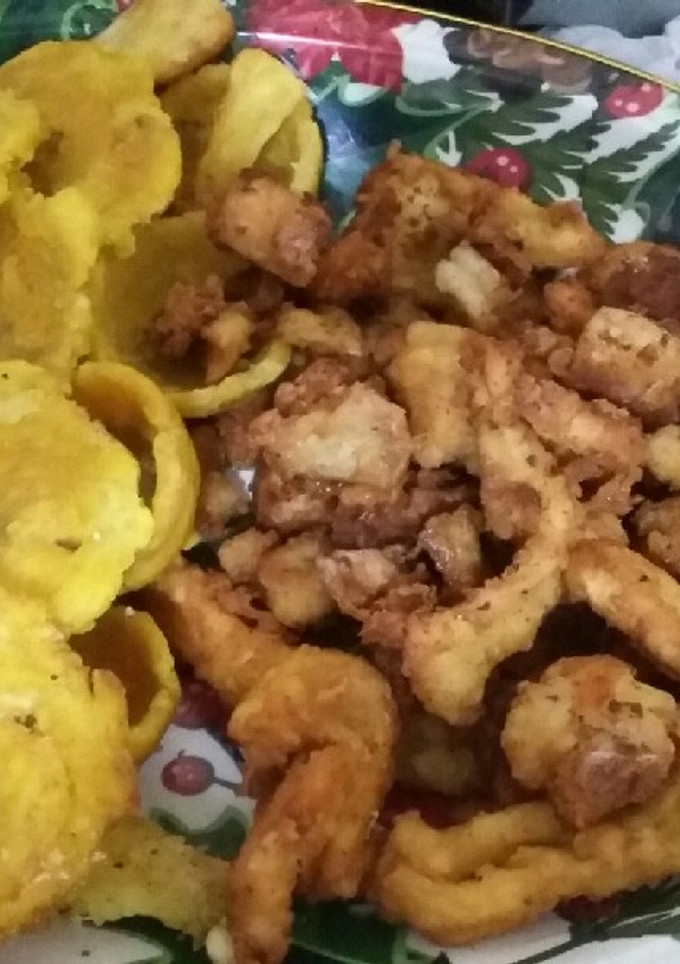 Una foto de Chicharrón de langostinos y pota con patacones...🍤🍤