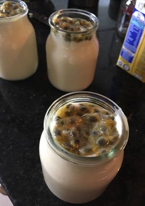 Una foto de Mousse de maracuyá