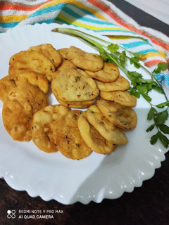चटपटी धनिया मठरी (chatpati dhaniya mathri recipe in Hindi) रेसिपी मुख्य फोटो