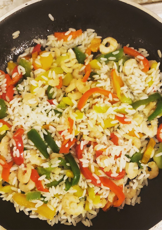 Una foto de Salteado de arroz con gambas