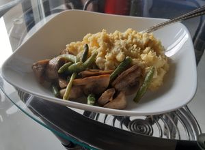 Una foto de Puré de papas y huevo con champiñones y habichuelas
