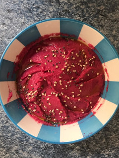 Una foto de Hummus de remolacha