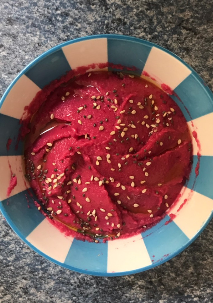Una foto de Hummus de remolacha