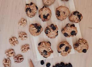 Una foto de Galletas fit de pasas de uva y nuez con base de avena y yogurt