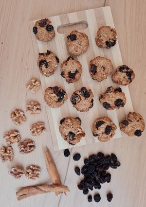 Una foto de Galletas fit de pasas de uva y nuez con base de avena y yogurt