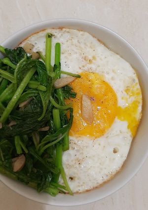 Foto resep Sahur simple (tumis bayam telur ceplok)