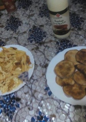 صورة لوصفة فطوري لليوم خفيف ظريف دنجال (باذنجان) مع فريت (بطاطا مقلية) اوملات 💕😘🤗🤤🤤