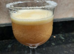 Una foto de Copa de naranja, miel y fresita