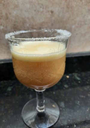 Una foto de Copa de naranja, miel y fresita