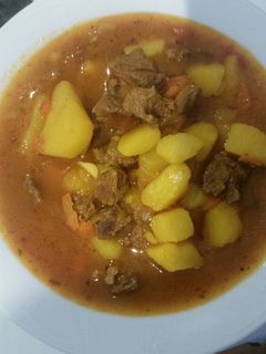Una foto de Guisado de patatas con ternera. 💖