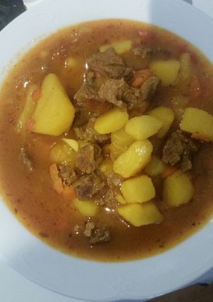 Una foto de Guisado de patatas con ternera. 💖