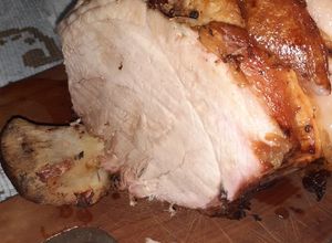 Una foto de Pernil de cerdo al horno festivo