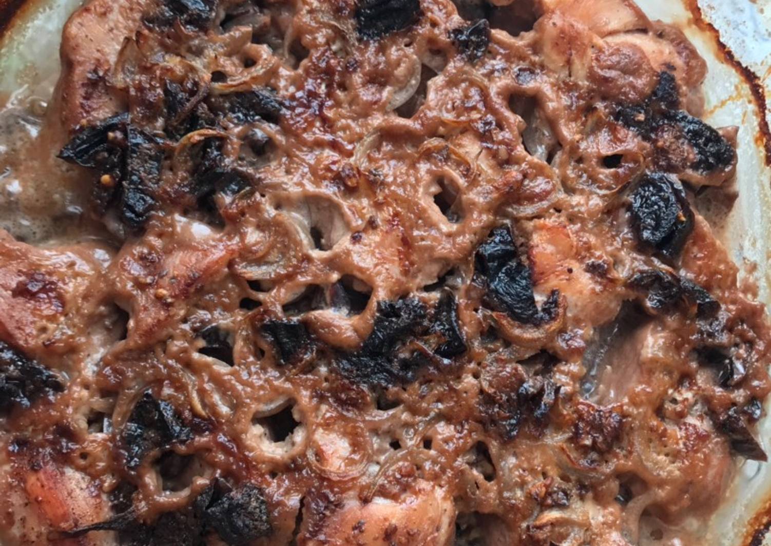 Мясо с черносливом и грецкими орехами в духовке