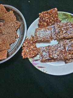 ચીક્કી (Chikki Recipe in Gujarati) રેસીપી મુખ્ય ફોટો