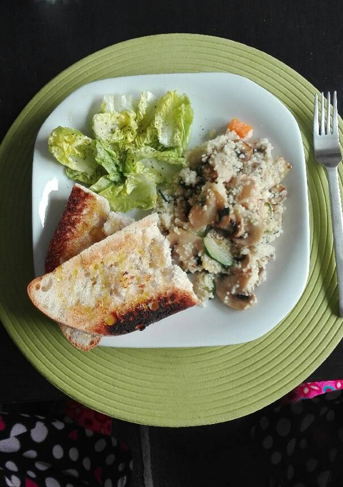Una foto de Cous-cous de calabacín y setas con perdices