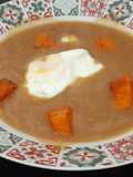 Sopa de fideos con calabaza especiada y huevo escalfado