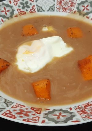Una foto de Sopa de fideos con calabaza especiada y huevo escalfado