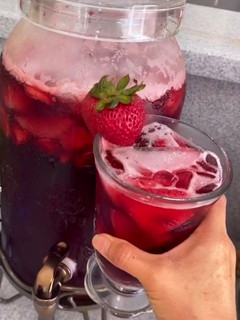 Una foto de Refresco de fresa 🍓 con jamaica 😍🤩