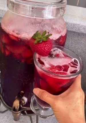 Una foto de Refresco de fresa 🍓 con jamaica 😍🤩